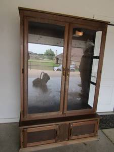 lot 86 image: 12 slot gun case, wooden with 2 glass front doors , also has 3 glass sides for easy view- 2 bottom storage drawers doors -- 734917