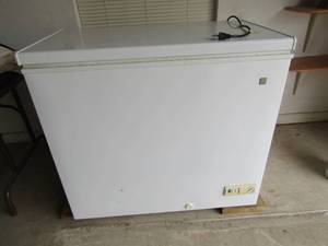 lot 87 image: Deep freezer chest model approx. 10 years old works great, white in color 33x 37 x 21