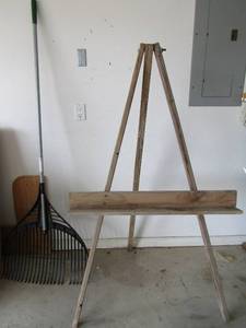 lot 88 image: Solid wooden art easil or picture stand in great condition, 5834 folds for easy storage