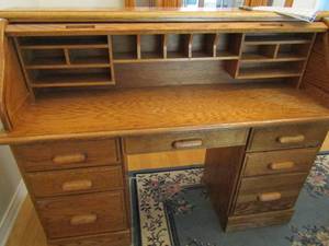 lot 89 image: Solid wood ROLL TOP DESK  solid 1 piece with 7 drawer, great condition-- 445418