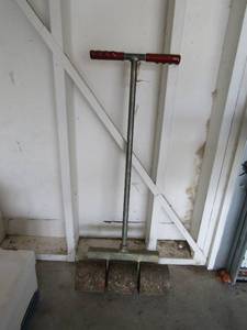 lot 136 image: LAWN ROLLER  LINOLEUM Roller
