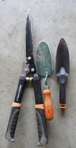 lot 138 image: small garden shovel and rake- hand held trimmershears