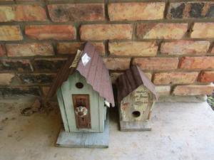 lot 878 image: 3 bird houses
