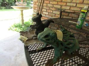 lot 887 image: metal outdoor frog,  metal outdoor squirrel