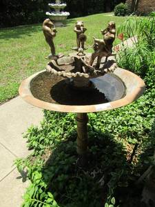 lot 890 image: 44in tall frog dcor metal bird bath