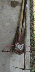 lot 883 image: yard rake shovel, other yard tools