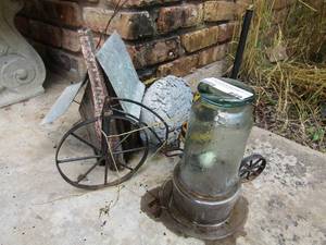 lot 899 image: various outdoor dcor