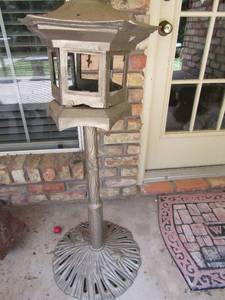 lot 902 image: 38 in metal bird feeder on stand