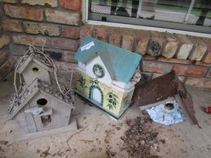 lot 904 image: 3 bird houses