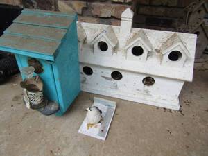 lot 905 image: 2 bird houses 1 with western boot dcor, little birdie temperature gauge