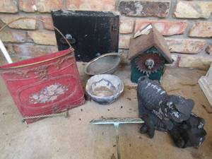 lot 906 image: metal yard dcor and a bird house