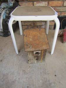 lot 907 image: Wooden bird house and  outdoor patio table size 17x16x16