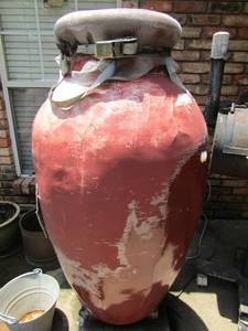 lot 910 image: Rain Barrel 47 in tall - see picture for cracks