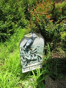 lot 920 image: hanging welcome sign, 18x18 Texas shape rock