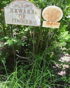 lot 918 image: beware of owner welcome sign