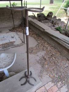 lot 950 image: 3 ft. tall metal stand made of horse shoes