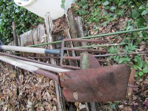 lot 938 image: pitch forks, shovels and hos