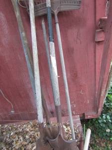 lot 939 image: shovels and leaf racks