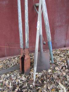lot 942 image: shovels, hoe and post hole diggers