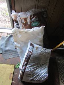 lot 961 image: bags of potting soil mulch