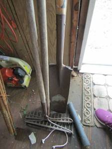 lot 1044 image: yard tools,shovel,leaf rake, garden ho