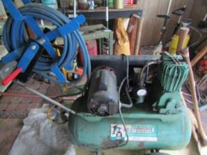 lot 1045 image: Sears 150 psi air compressor with hoses