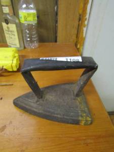 lot 1108 image: Vintage cast iron with handle