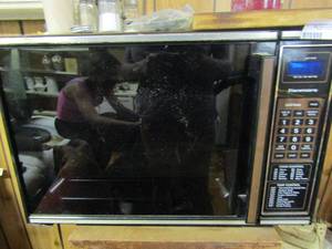lot 1070 image: Kenmore microwave