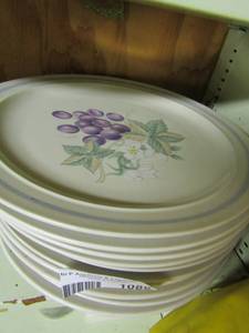 lot 1086 image: 1 white bowl, 10 fruit design dinner plates