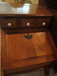 lot 1142 image: 20x23x26 side tables I draw and I pull out door qty 2 no name
