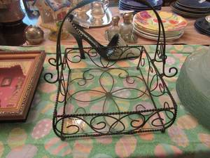lot 1140 image: handled metal wire fruit basket with glass bottom piece
