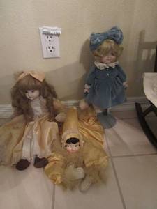 lot 1126 image: DOLLS   QTY 3