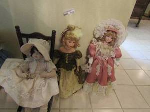 lot 1125 image: DOLLS   QTY 3