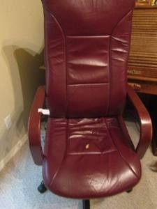 lot 1225 image: Maroon rolling office chair