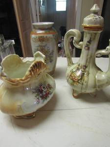 lot 1182 image: Satori handled vase with lid, 2 dcor vases