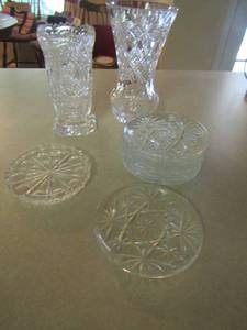 lot 1267 image: Crystal lot includes coasters- 2 vases