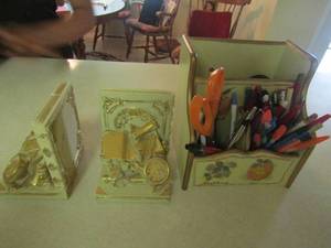 lot 1268 image: Desk organizer with pens and markers-- 2 book design book ends