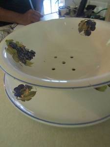 lot 1280 image: Blueberry design bowl with plate, bowl has holes in bottom