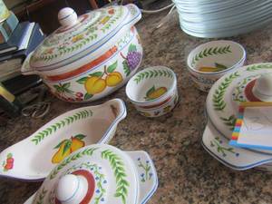 lot 1316 image: Pear and apple design ceramic dishes - 2 covered bowl,  1 covered soup turren and 4 small bowls