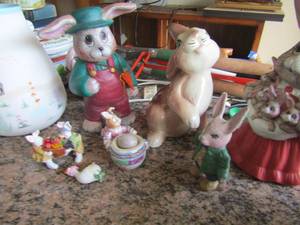 lot 1327 image: Easter bunny dcor various bunnies