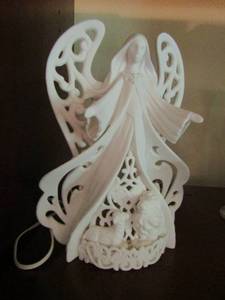 lot 1115 image: 9 12 inch tall glass angel with wings lights up