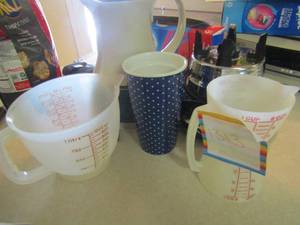 lot 1313 image: Misc. kitchen lot includes- measuring cups qty 3- tea or coffee picture- bottom blender part model 5BL125