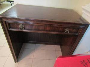 lot 1276 image: Small childs desk with 1 drawer- 303218