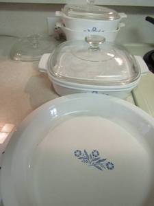 lot 1332 image: CORNINGWARE - 8  PIECES  CONSISTS PIE PLATE  &  4CASSEROLE DISHES WITH 3 LIDS