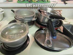 lot 1333 image: GUARDIAN SERVICE PANS  QTY 3 W 1 LID AND MISC POTSPANS