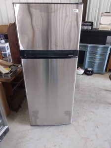 lot 217 image: Haier Refrigerator---Powers on but does not get cold