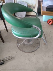 lot 7 image: Vintage Green Hair Styling Chair---Works