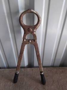 lot 213 image: Burdizzo Castration Tool---Unique Item