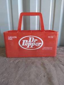 lot 38 image: Vintage Dr.Pepper 8 Bottle Holder
