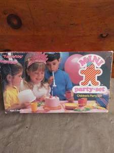 lot 52 image: Tuppertoys Kids Tupperware Party Set---Appears to be complete